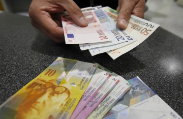 Francul elveţian a scăzut pentru a treia zi consecutiv